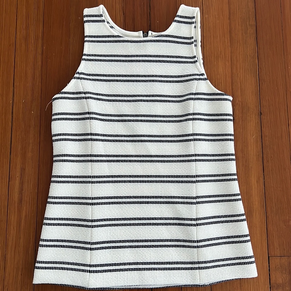 EUC - Three Dots Cream & Navy sleeveless top, with texture
